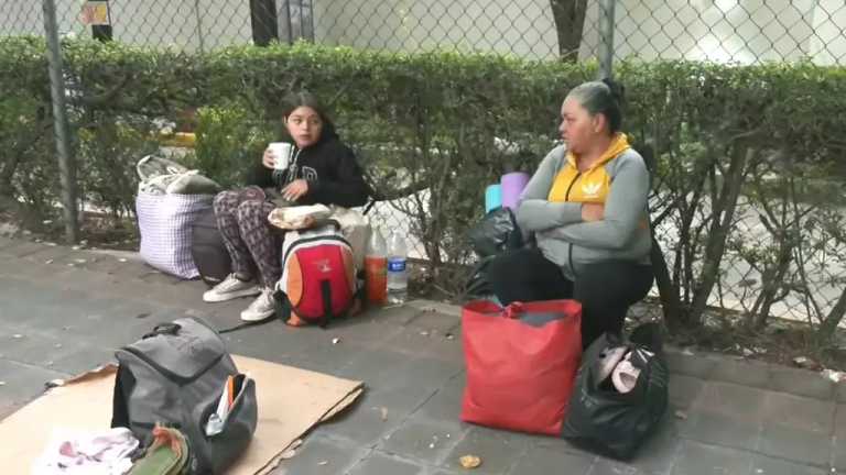 Los migrantes que estaban en el campamento de la plaza Giordano Bruno, señalaron que las autoridades les prometieron ayuda, pero los abandonaron a su suerte en el Edomex y Morelos