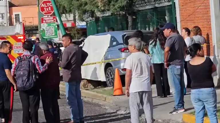 Un padre y su hijo en una camioneta fueron atacados a tiros luego de una persecución que culminó frente al Centro Educativo Camino Real de Cholula.