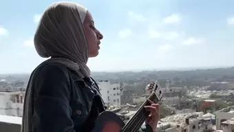 Foto: Estudiante Toca la Guitarra en Medio de Escombros en la Franja de Gaza