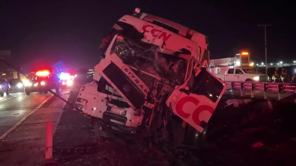 Fuerte Accidente en la México-Querétaro Causa Caos Vial; Tráiler se Sale del Camino