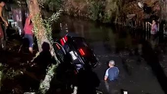 FOTO: Auto Cae en Canal de Xochimilco, CDMX