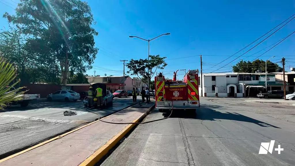 Explota Vehículo en Torreón; Vecinos Ayudaron a Apagar el Incendio